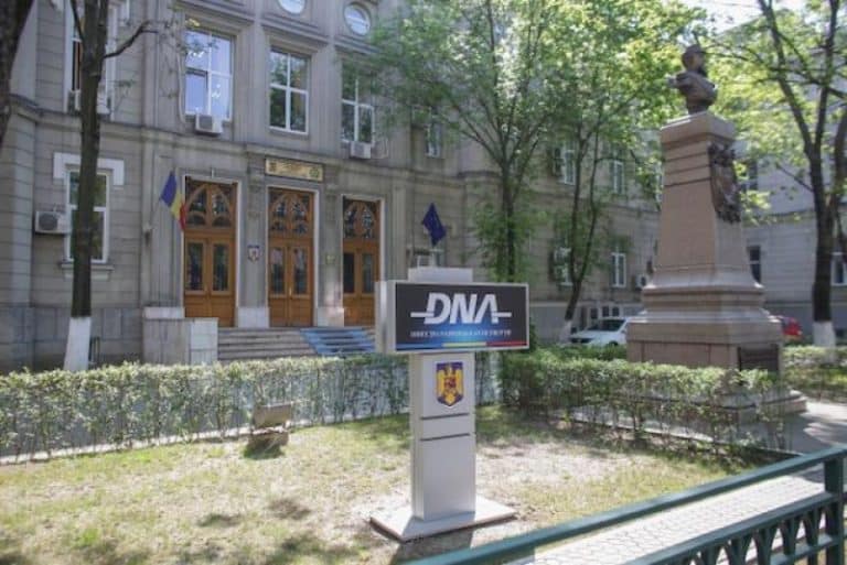 Soția șefului departamentului IT al DNA s-a lipit de un contract