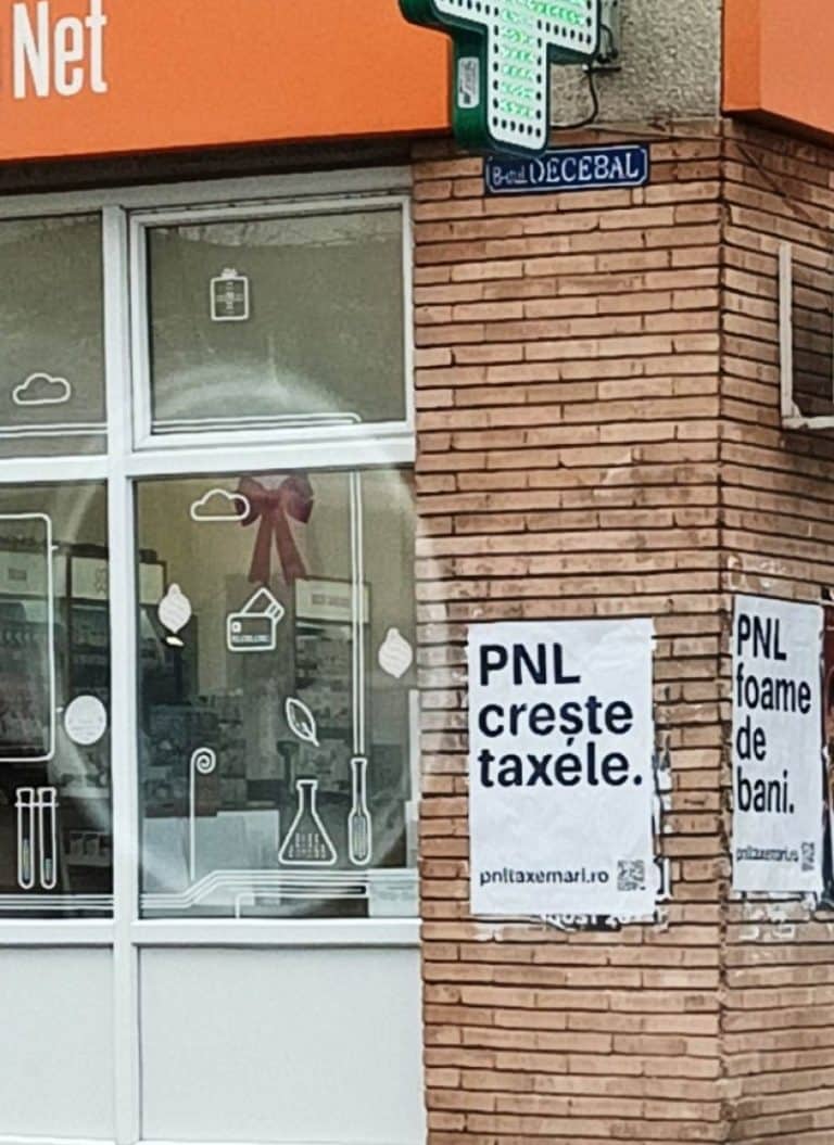 Afișe electorale anti-PNL, lipite de membri ai USR pe clădiri din Oradea. Poliția a dat amenzi