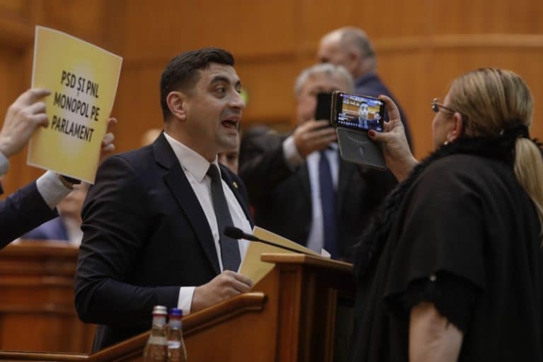 Diana Șoșoacă acuză STIRIPESURSE.RO că este de vină pentru că s-a certat cu Simion în Parlament