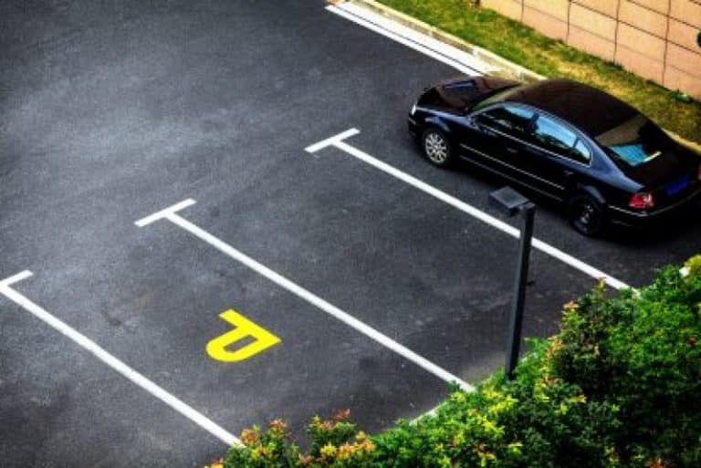 Un deputat vrea ca 10% din locurile de parcare din faţa supermarket-urilor, hypermarket-urilor şi alte mari reţele comerciale să fie alocate pensionarilor