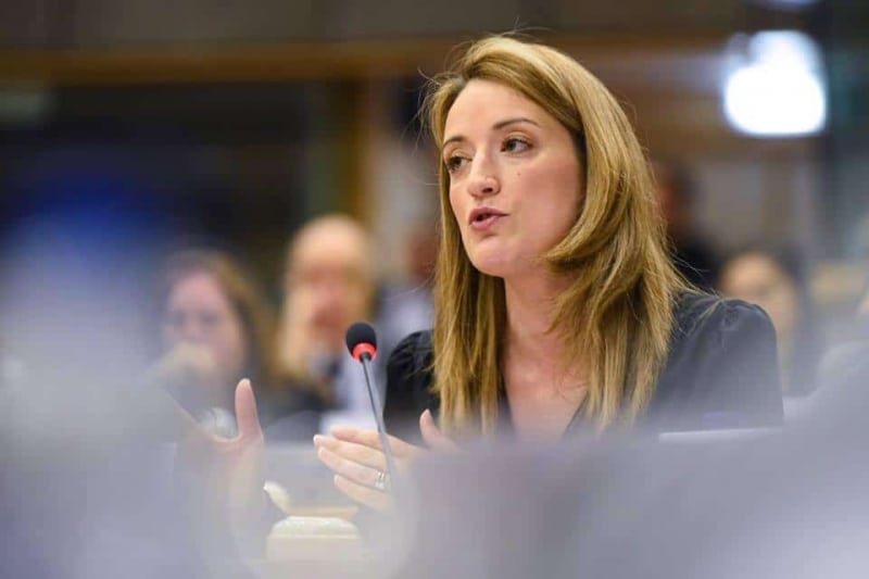 Ciolacu și Ciucă o felicită pe Roberta Metsola, AUR nu a votat-o